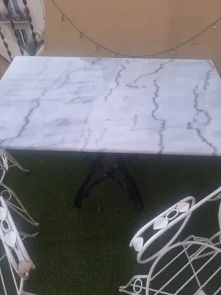 Mesa de mármol y hierro forjado con 4 sillas