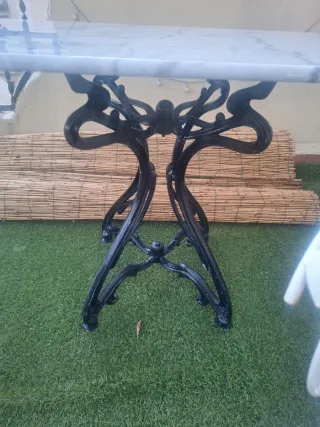 Mesa de mármol y hierro forjado con 4 sillas