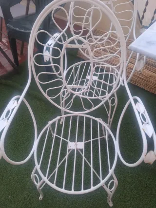 Mesa de mármol y hierro forjado con 4 sillas