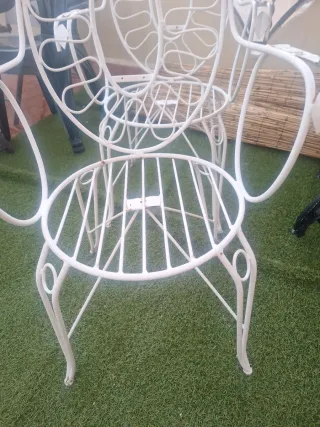 Mesa de mármol y hierro forjado con 4 sillas