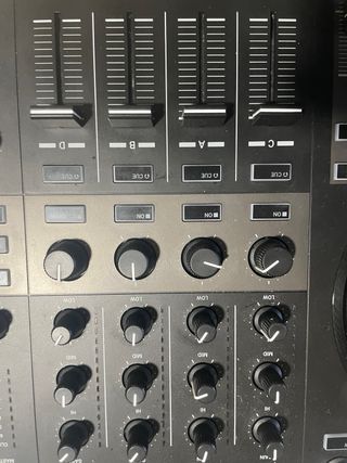 Controlador DJ Traktor Kontrol S3