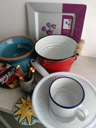 Set Cocina: Cubo Rojo, Bol Azul, Taza Blanca