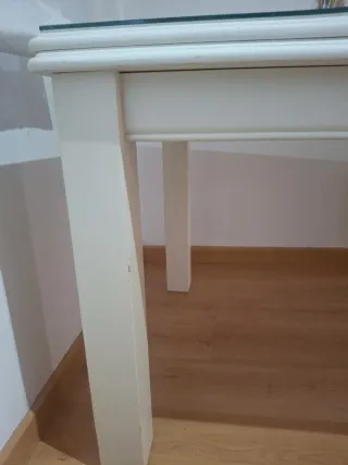 Mesa comedor extensible de madera maciza.