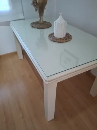 Mesa comedor extensible de madera maciza.