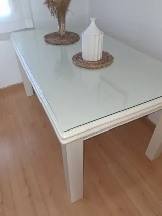 Mesa comedor extensible de madera maciza.