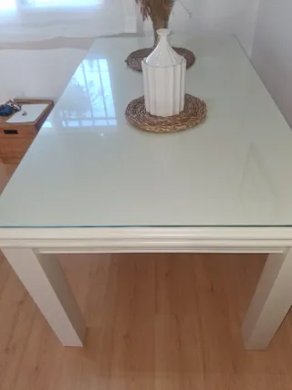 Mesa comedor extensible de madera maciza.