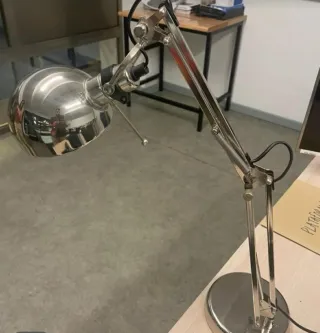 Lámpara de escritorio plateada de metal