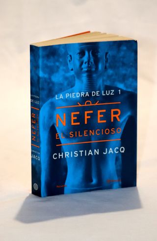 Libro Nefer el silencioso (La piedra de luz 1)