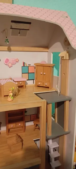 Casa de muñecas de madera con ascensor