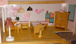 Casa de muñecas de madera con ascensor