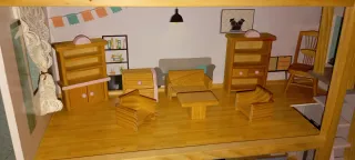 Casa de muñecas de madera con ascensor