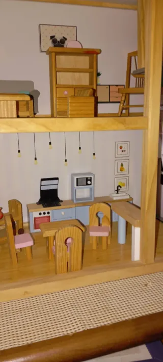 Casa de muñecas de madera con ascensor