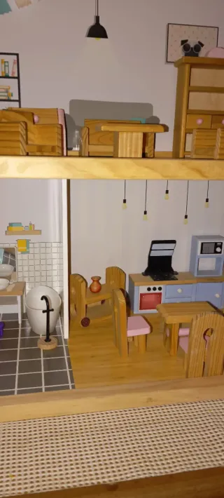 Casa de muñecas de madera con ascensor