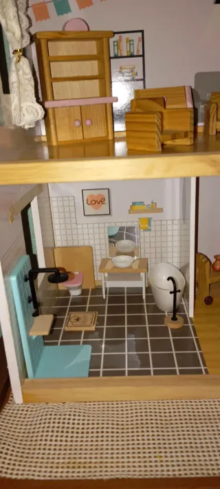 Casa de muñecas de madera con ascensor