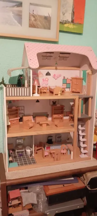 Casa de muñecas de madera con ascensor