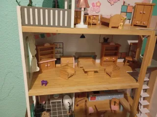 Casa de muñecas de madera con ascensor