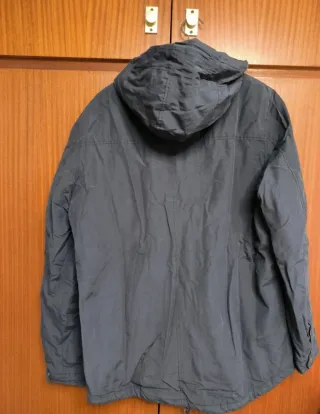 Abrigo azul con capucha