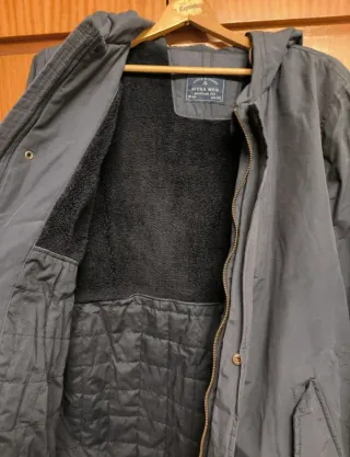 Abrigo azul con capucha