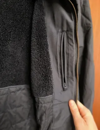 Abrigo azul con capucha