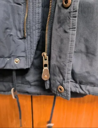 Abrigo azul con capucha