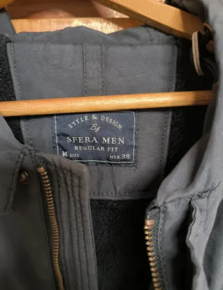 Abrigo azul con capucha