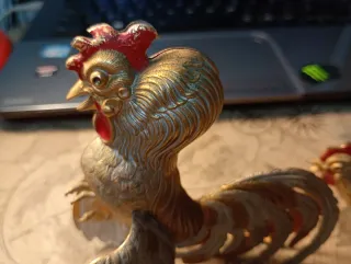 Antiguos gallos metalizados decorativos
