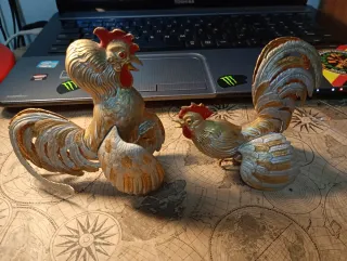Antiguos gallos metalizados decorativos
