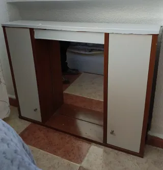 Mueble con espejo y puertas , en perfecto estado