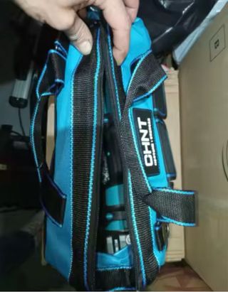 Bolsa de herramientas azul y negra