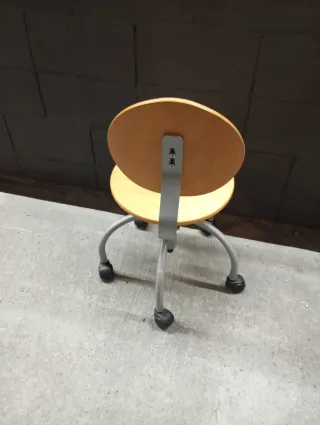 Taburete con ruedas madera y metal