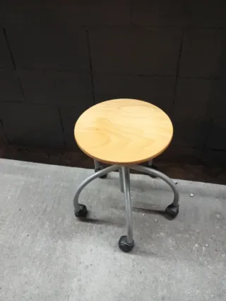 Taburete con ruedas madera y metal