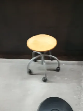 Taburete con ruedas madera y metal