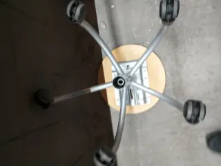 Taburete con ruedas madera y metal