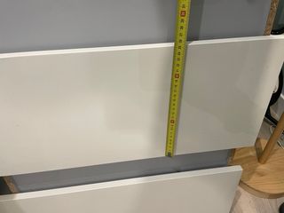 Dos cajones blancos de madera con rieles