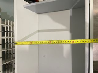 Dos cajones blancos de madera con rieles