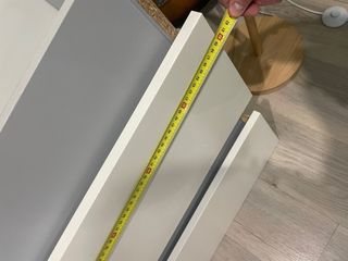 Dos cajones blancos de madera con rieles