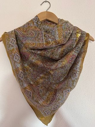 Pañuelo estampado dorado y multicolor
