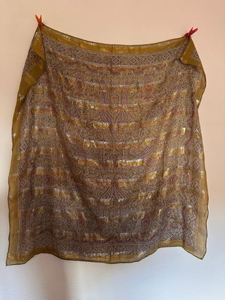 Pañuelo estampado dorado y multicolor