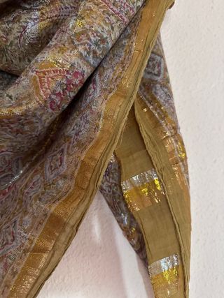 Pañuelo estampado dorado y multicolor