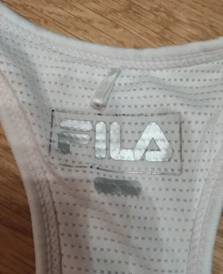 Top deportivo Fila blanco con triángulos