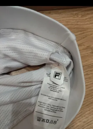 Top deportivo Fila blanco con triángulos