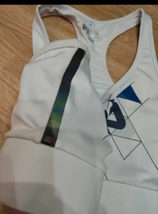 Top deportivo Fila blanco con triángulos