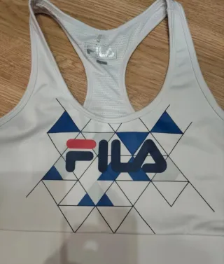 Top deportivo Fila blanco con triángulos
