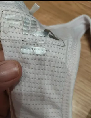 Top deportivo Fila blanco con triángulos