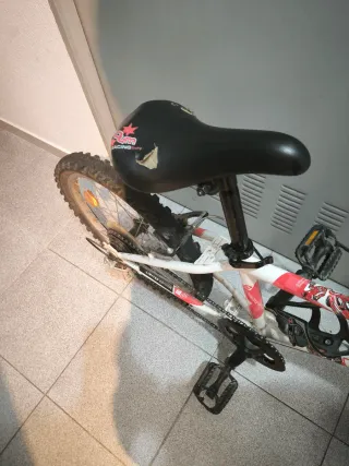 Bicicleta infantil roja.