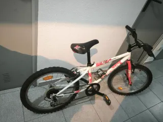 Bicicleta infantil roja.