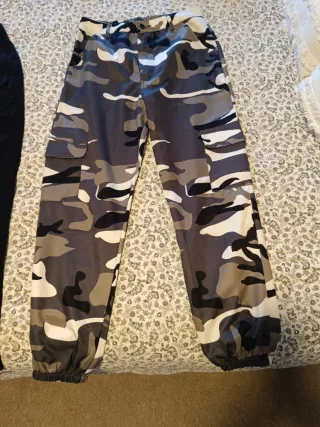 Lote 2 pantalones cargo negro y camuflaje