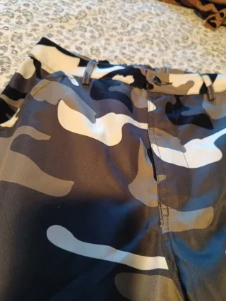 Lote 2 pantalones cargo negro y camuflaje