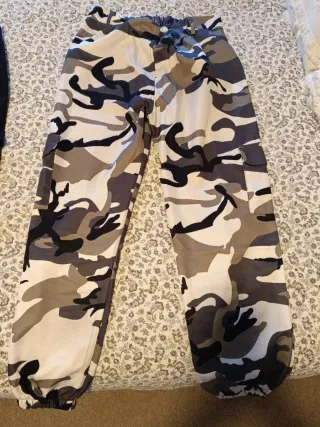 Lote 2 pantalones cargo negro y camuflaje