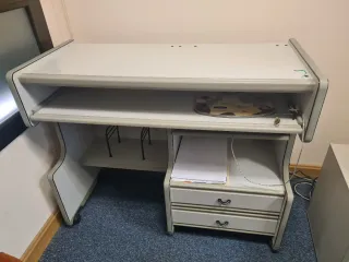 Mesa de ordenador con cajones. 1mx0,40m